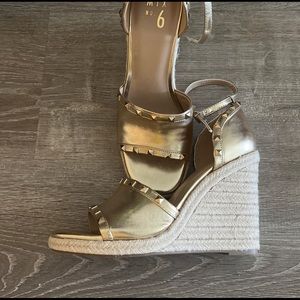 Brand New Womens Gold Wedges Size 8.5